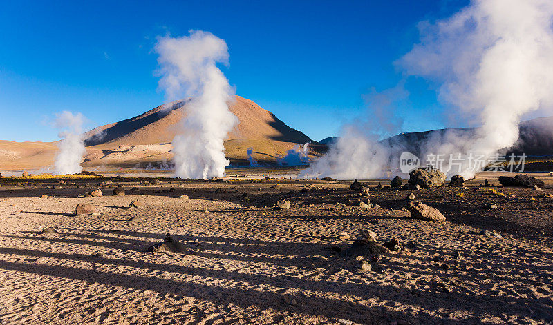 智利安第斯山脉日出处的El Tatio间歇泉